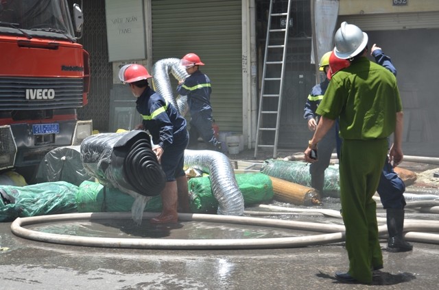 Lực lượng PCCC đã chuyển hàng hóa phía trong cửa hàng ra ngoài, tuy nhiên, nhiều hàng hóa đã bị thiêu rụi. Ước tính thiệt hại gần 1 tỷ đồng.